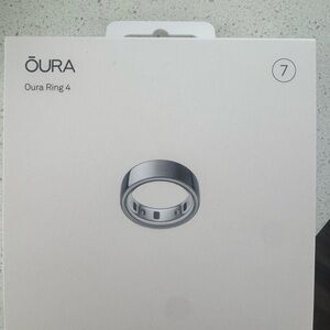 Oura Ring 4 in Brushed Silver